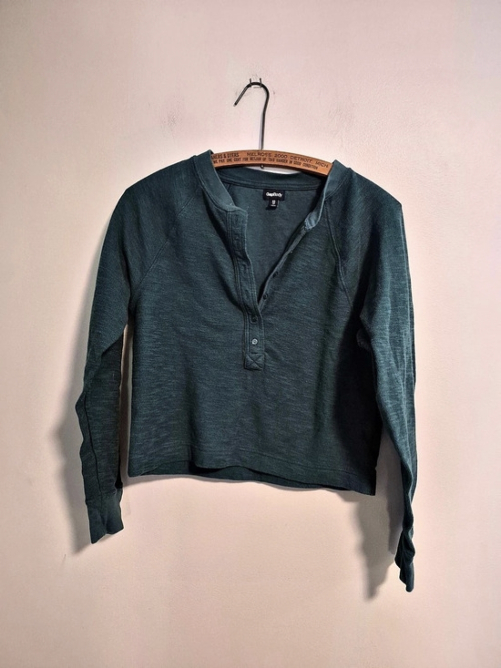 Gap Xs Green Vneck Long Sleeve Cropped Top